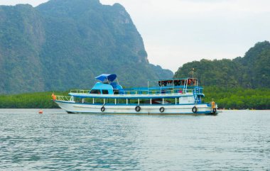 Dağın ve denizin güzel doğası Ao tha Lane, Krabi, Tayland.
