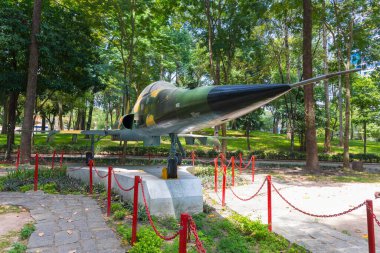 Ho Chi Minh, Vietnam - 17 Ekim 2019: Güney Vietnam Ordusu 'nun Northrop F-5E Tiger savaş uçağı 17 Ekim 2019' da Ho Chi Minh City, Vietnam 'daki Birleşme Sarayı' nın önünde sergilendi..