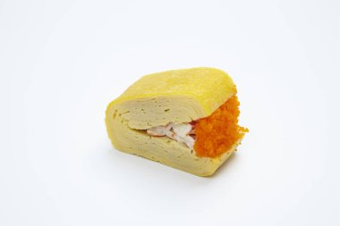 Beyaz arka planda lezzetli Asya yemeklerini kapatın. 