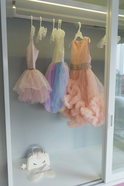 Bir odadaki raftaki giysiler.