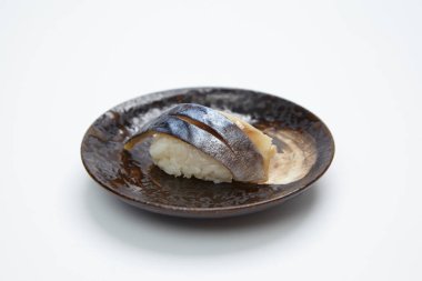 Beyaz arka planda balık olan bir suşiye yaklaş.