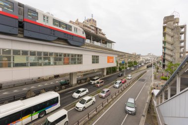 Okinawa, Japonya - 8 Haziran 2019: Yui Demiryolu veya Okinawa Şehir Rayları Japonya 'nın Okinawa şehrinde alacakaranlıkta ilerliyor 