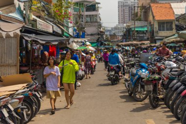 Ho Chi Minh, Vietnam - 17 Ekim 2019: 17 Ekim 2019 'da Ho Chi Minh City, Vietnam' da Hoa Binh Pazarı yakınlarındaki sokakta yürüyen tanımlanamayan Vietnamlılar.