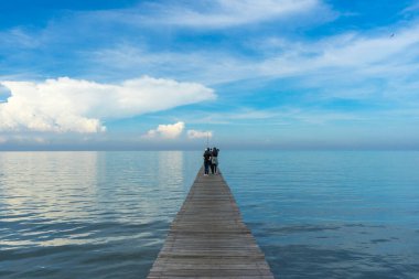 Phetchaburi, Tayland - 11 Kasım 2018: Laem Phak Bia Çevre Çalışmaları ve Geliştirme Projesi 'nde ahşap iskelet ve güzel mavi deniz