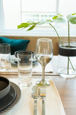 Güzel beyaz ve zarif bir masa, gözlüklü.