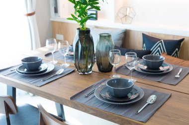 Vazo ve çatal bıçaklı güzel bir masa.