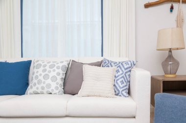 Kanepe ve yastıklarla dolu lüks bir oturma odası.