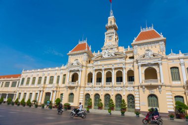 Ho Chi Minh, Vietnam - 17 Ekim 2019: Ho Chi Minh Şehri Halk Komitesi 17 Ekim 2019 tarihinde Ho Chi Minh, Vietnam 'da mavi gökyüzü ile. Saigon şehri için 1902 'de Fransız sömürge tarzında inşa edilmiş..