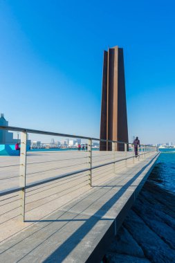 Doha, Katar - 23 Kasım 2019: Richard Serra 'nın 7. Heykeli Doha' da mavi gökyüzü, Katar 'da 23 Kasım 2019.