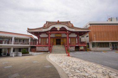 Okinawa, Japonya - 10 Haziran 2019: 10 Haziran 2019 tarihinde Japonya 'nın Okinawa kentindeki Shuri Kannondo tapınağının dış görünüşü.