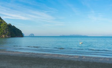 Mavi gökyüzü olan güzel sahil