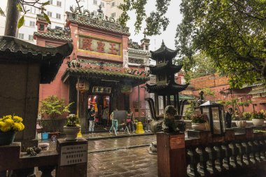 Ho Chi Minh, Vietnam - 18 Ekim 2019: Kimliği belirsiz insanlar Ho Chi Minh, Vietnam 'daki Yeşim İmparatoru Pagoda veya Phuoc Hai Tu Tapınağında seyahat ediyorlar
