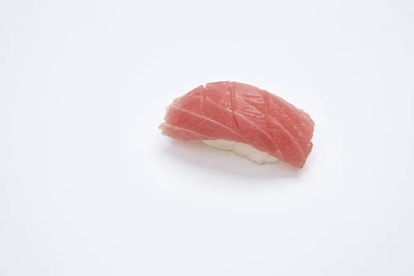 白い背景で隔離のマグロの寿司 — ストック写真