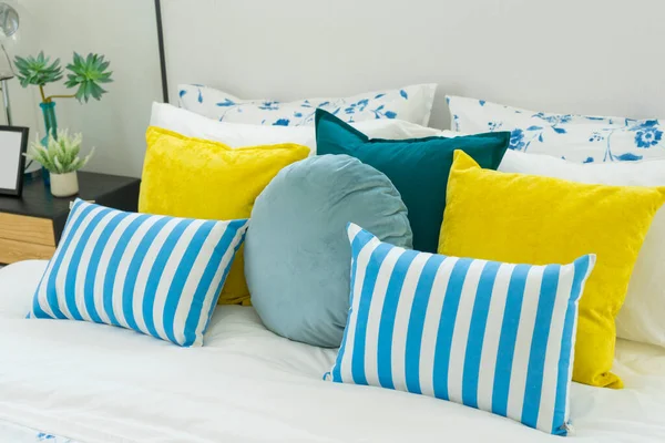 침대에 베개를 현대식 침실의 — 스톡 사진