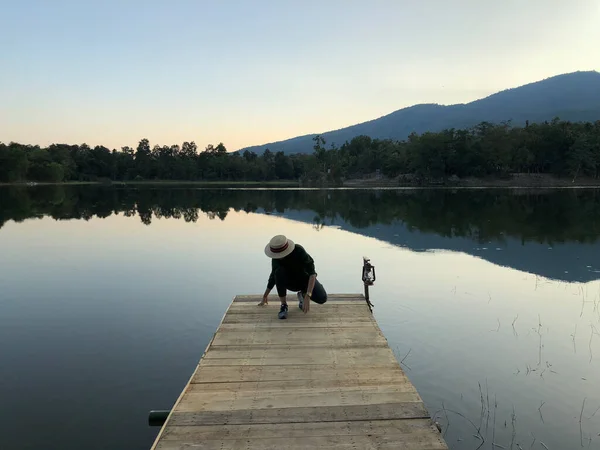 Femme Asiatique Chapeau Debout Sur Une Vieille Jetée Bois Coucher — Photo