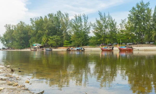 Krabi Thailandia Gennaio 2019 Piccolo Villaggio Pescatori Barche Coda Lunga — Foto Stock