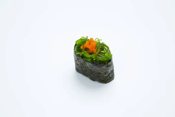 Sushi Com Algas Marinhas Sobre Fundo Branco — Fotografia de Stock