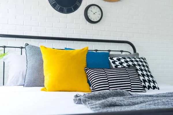 침실에 시계를 침대에 노란색 파란색 — 스톡 사진
