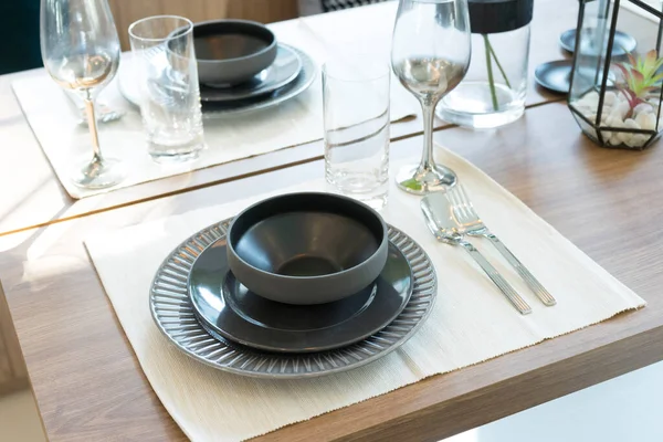 Μοντέρνο Μαύρο Πιάτο Ρύθμιση Στο Τραπέζι Ξύλο Στο Σπίτι — Φωτογραφία Αρχείου