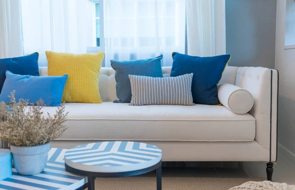 Modern koltukta güzel yastıklar.