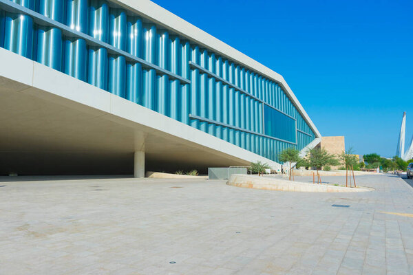 Доха, Катар - 23 ноября 2019 года: Внешний вид Национальной библиотеки Катара, спроектированный голландским архитектором Ремом Колхасом в Дохе, Катар 23 ноября 2019 года.
