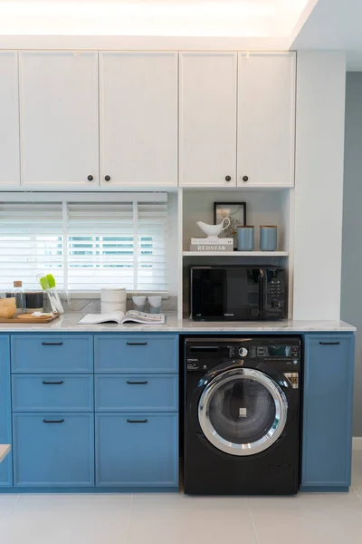 Moderne Kücheneinrichtung Mit Weißen Und Blauen Möbeln Und Geräten — Stockfoto