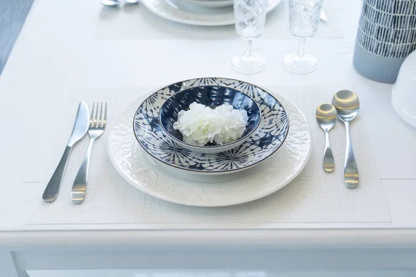 Ρύθμιση Τραπεζιού Λευκά Και Μπλε Πιάτα Και Μαχαιροπήρουνα Στο Τραπέζι — Φωτογραφία Αρχείου
