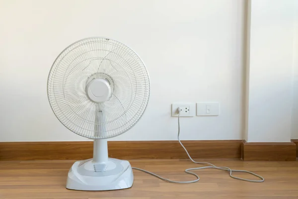 Elektrischer Tischventilator Auf Dem Holzboden — Stockfoto