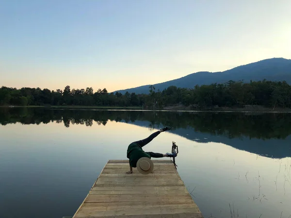 Femme Asiatique Chapeau Debout Sur Une Vieille Jetée Bois Coucher — Photo