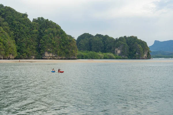 Kajakarstwo Morzu Wyspie Lipe Park Narodowy Tarutao Satun Tajlandia — Zdjęcie stockowe