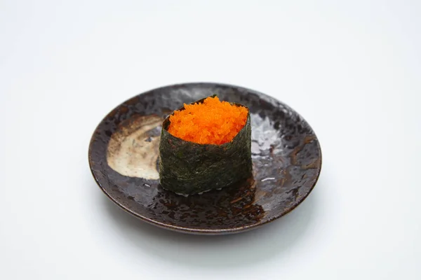 Delicioso Sushi Com Caviar Fundo Branco — Fotografia de Stock