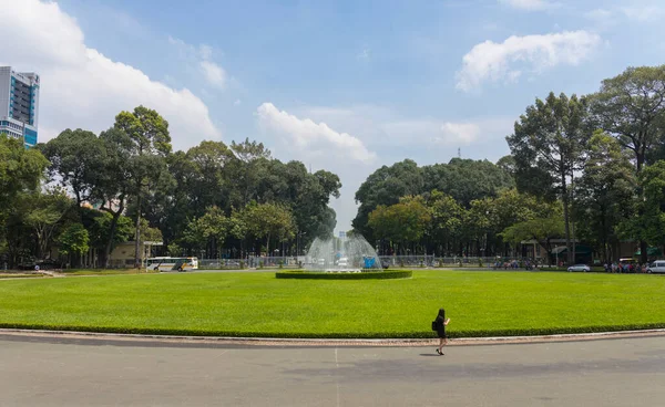 Chi Minh Wietnam Października 2019 Zielony Trawnik Przed Pałacem Zjednoczenia — Zdjęcie stockowe