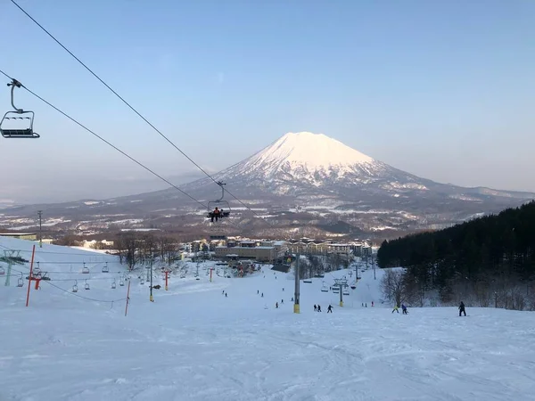Kışın Yotei Dağı 'nın güzel manzarası, Hokkaido, Japonya.