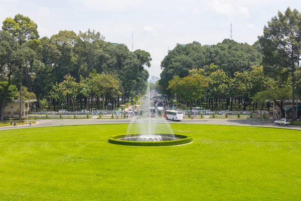 Мін Єтнам Жовтня 2019 Зелений Газон Фонтан Перед Палацом Возз — стокове фото