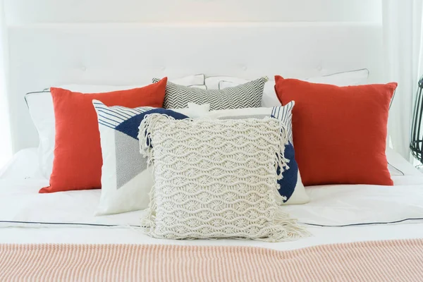 침대에 베개를 현대식 침실의 — 스톡 사진