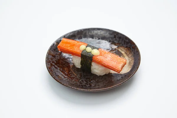 Rolo Sushi Com Carne Caranguejo Fundo Branco — Fotografia de Stock