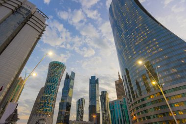 Doha, Katar - 24 Kasım 2019: 24 Kasım 2019 'da Katar' ın Doha kentinde alacakaranlıkta çağdaş gökdelenler.