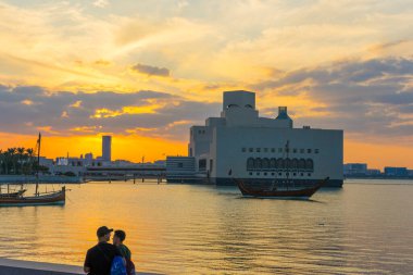 Doha, Katar - 24 Kasım 2019: Doha, Katar 'da Doha Körfezi boyunca uzanan İslam Sanatları Müzesi (MIA) 24 Kasım 2019.
