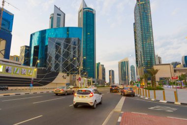 Doha, Katar - 24 Kasım 2019: 24 Kasım 2019 'da Katar' ın Doha kentinde alacakaranlıkta finansal bölgedeki fütürist modern gökdelenler.