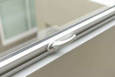 Saplı beyaz bir pencerenin yakın plan görüntüsü