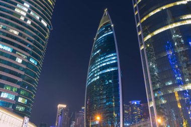 Doha, Katar - 24 Kasım 2019: 24 Kasım 2019 'da Katar, Doha' nın Financial District kentsel gökdelenlerinin gece gökdelenleri.