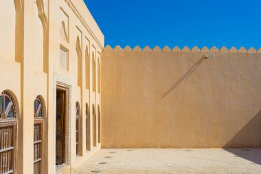 Doha, Katar 'da açık avlusu olan geleneksel Arap mimarisi.