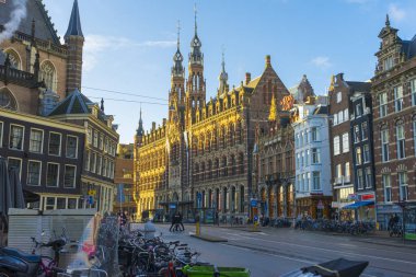 Amsterdam, Hollanda - 29 Kasım 2019: Amsterdam, Hollanda 'daki eski ana postane olan Magna Plaza alışveriş merkezinin güzel mimarisi.