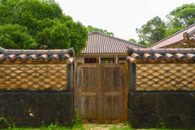 Okinawa, Japonya - 9 Haziran 2019: Okinawa Köyü 'nün geleneksel mimarisi Okinawa, Japonya' daki Okinawa Expo Park, 9 Haziran 2019.