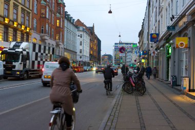 Kopenhag, Danimarka - 26 Kasım 2019: Kopenhag, Danimarka 'da insanların yol kenarında yürüdüğü sokak manzarası