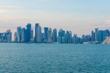 Doha, Katar - 22 Kasım 2019: 22 Kasım 2019 'da Katar' ın Doha kentinde modern gökdelenlerin ve körfezin manzarası
