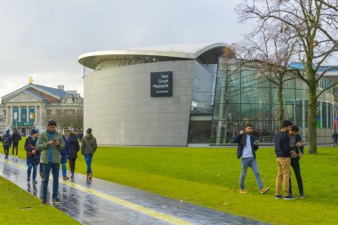 Amsterdam, Hollanda - 29 Kasım 2019: Van Gogh Müzesi ve Hollanda 'daki yeşil park 29 Kasım 2019