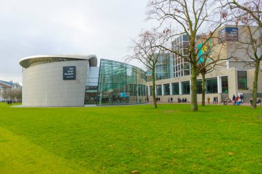 Amsterdam, Hollanda - 29 Kasım 2019: Van Gogh Müzesi ve Hollanda 'daki yeşil park 29 Kasım 2019