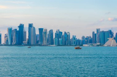 Doha, Katar - 22 Kasım 2019: 22 Kasım 2019 'da Katar' ın Doha kentinde modern gökdelenlerin ve körfezin manzarası
