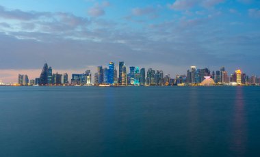 Doha, Katar - 22 Kasım 2019: Doha, Katar 'daki modern gökdelenler ve batı körfezi manzarası
